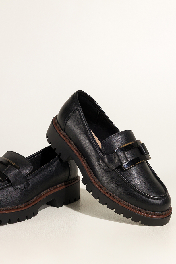 Czarne mokasyny skórzane damskie Sergio Leone na bieżnikowanej podeszwie czarna ozdoba na cholewce NP74833-H