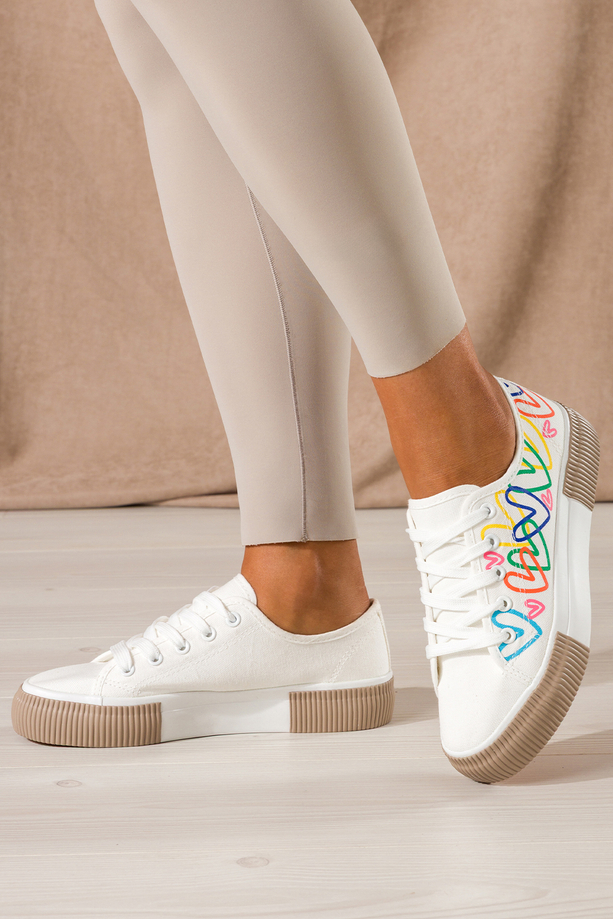 Białe trampki damskie sneakersy z kolorowymi sercami na platformie sznurowane Carla QY853-9
