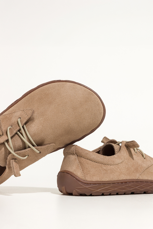 Jasnobeżowe buty barefoot skórzane damskie szerokie na elastycznej płaskiej podeszwie elastyczne jasnobeżowe sznurówki PRODUKT POLSKI Casu 89810