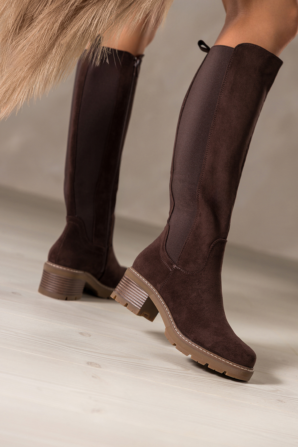 Czekoladowe kozaki damskie bie�nikowana podeszwa z ozdobnym przeszyciem elastyczna guma w cholewce