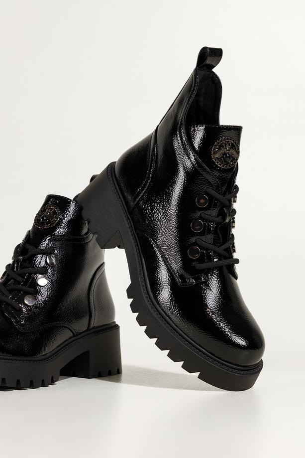 Czarne botki damskie lakierowane na bieżnikowanej platformie ozdobny owad na języku sznurowane Casu NW2399-8