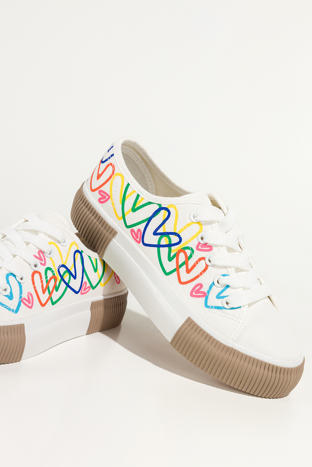 Białe trampki damskie sneakersy z kolorowymi sercami na platformie sznurowane Carla QY853-9