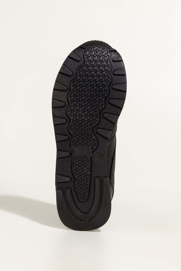 Czarne sneakersy damskie buty sportowe na białej podeszwie sznurowane Carla 8210-89