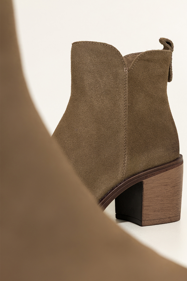 Ciemnobeżowe botki skórzane damskie Sergio Leone obcas klocek przeszyta cholewka YG74678-H