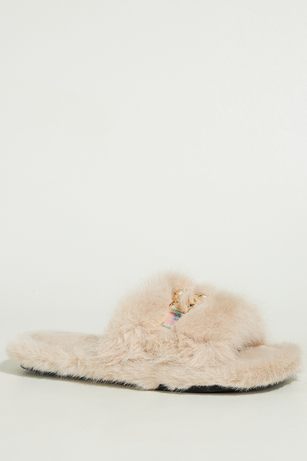 Jasnobeżowe kapcie damskie obuwie domowe futrzane szeroki pasek ze złotą ozdobą Casu UO961