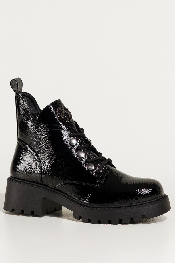 Czarne botki damskie lakierowane na bieżnikowanej platformie ozdobny owad na języku sznurowane Casu NW2399-8