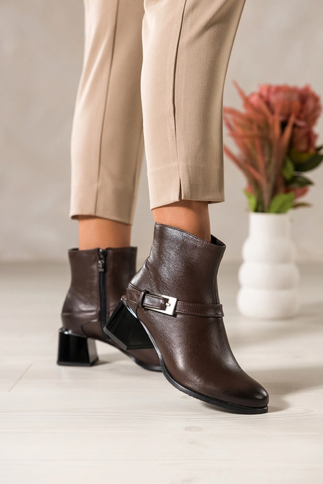 Czekoladowe botki skórzane damskie na ozdobnym klocku pasek ze srebrną klamerką PRODUKT POLSKI Casu 39437