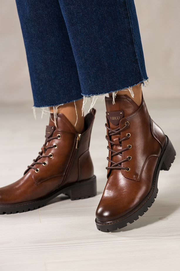 Brązowe botki damskie z wyciętą cholewką na bieżnikowanej podeszwie brązowa ozdoba na języku Casu CB340-7