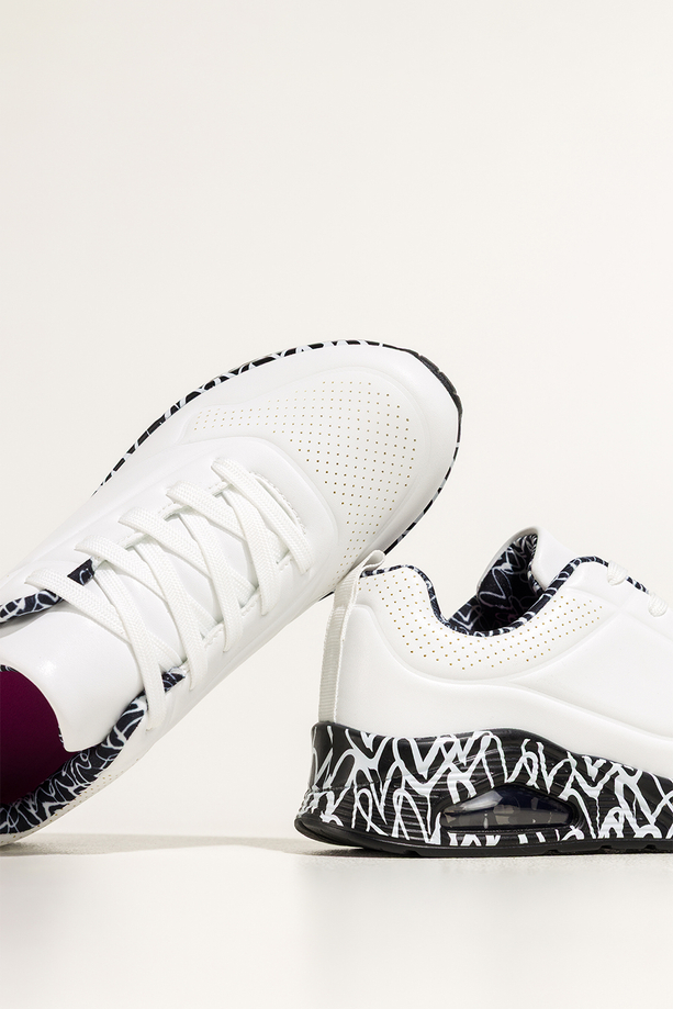 Białe sneakersy damskie buty sportowe na czarnym koturnie z wzorem sznurowane Casu 0996-4