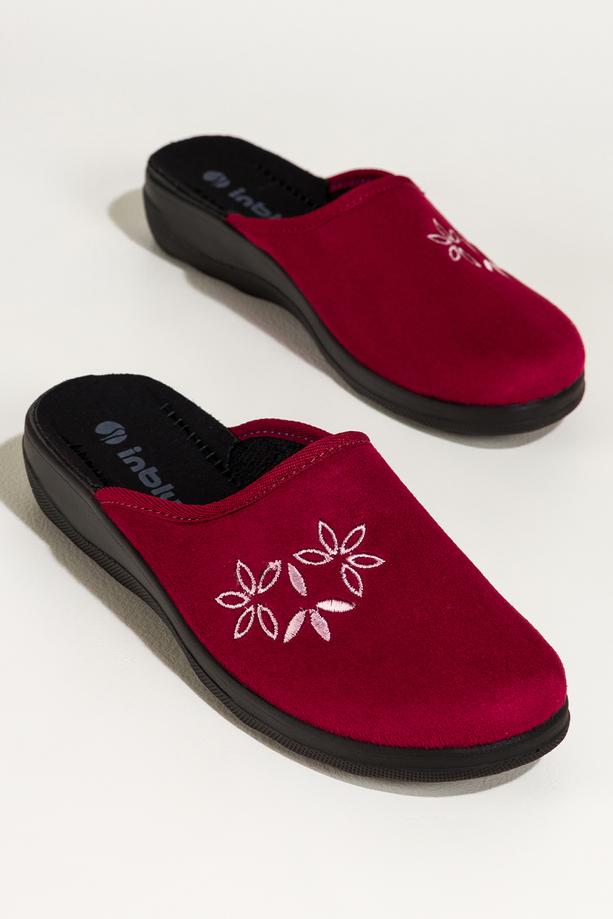 Bordowe kapcie damskie Inblu obuwie domowe z haftowanymi kwiatami XF99994S