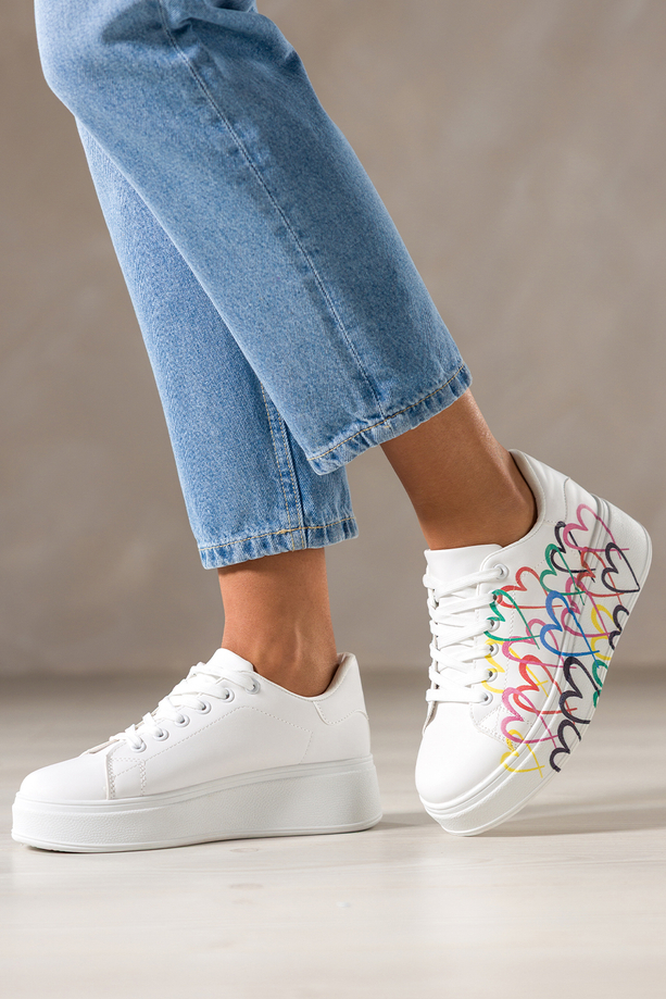 Białe sneakersy damskie buty sportowe na platformie z kolorowymi sercami sznurowane Casu YL-869