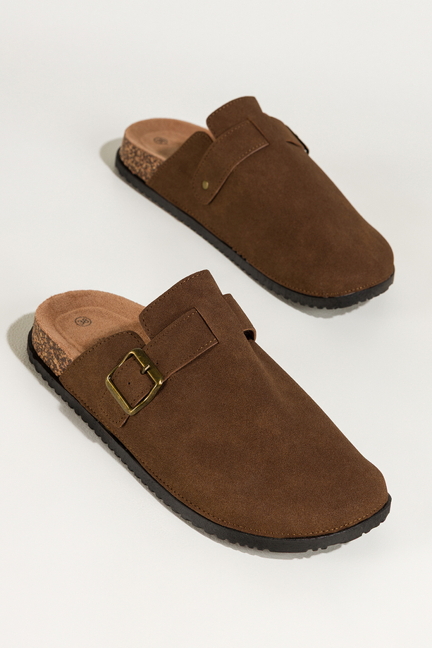 Czekoladowe klapki damskie na profilowanej płaskiej podeszwie pasek ze złotą klamrą Carla KH66K