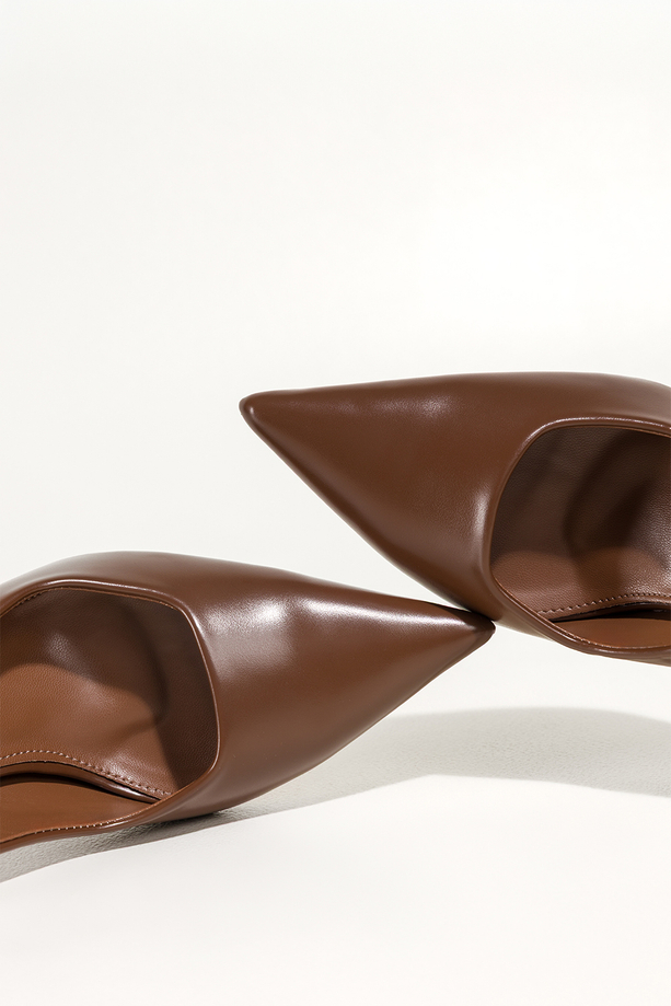 Brązowe czółenka damskie szpilki z odkrytą piętą obcas kieliszek pasek z elastyczna gumą Carla HJX-57