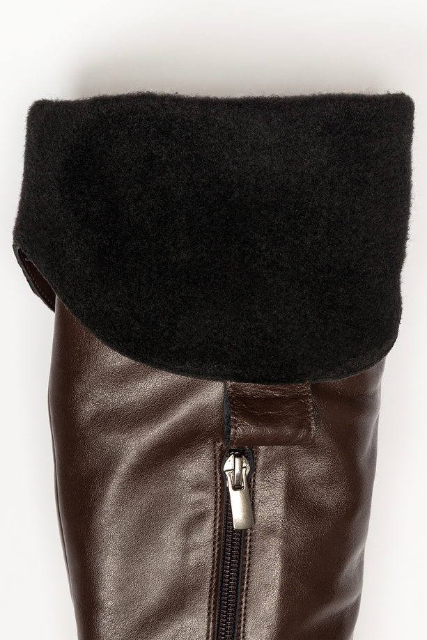 Czekoladowe kozaki skórzane damskie kowbojki na ściętym klocku wycięta cholewka z ozdobnymi paskami PRODUKT POLSKI Casu 7000-704