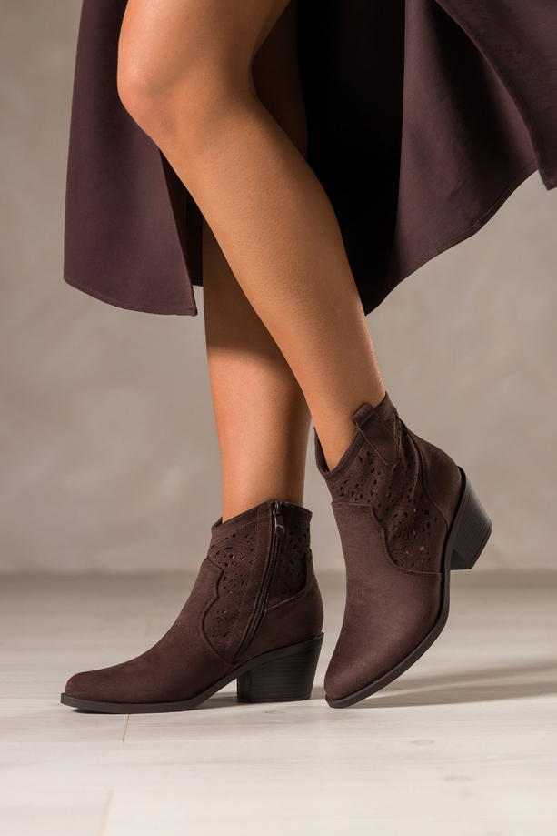 Czekoladowe botki damskie kowbojki ścięty obcas klocek ażurowa cholewka Carla S7477-3