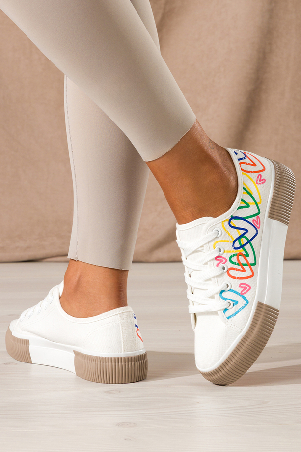 Białe trampki damskie sneakersy z kolorowymi sercami na platformie sznurowane Carla QY853-9