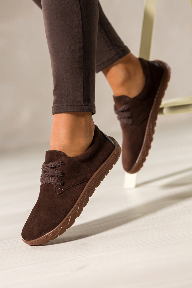 Czekoladowe buty barefoot skórzane zamszowe damskie szerokie na elastycznej płaskiej podeszwie puszyste sznurówki PRODUKT POLSKI Casu 89811