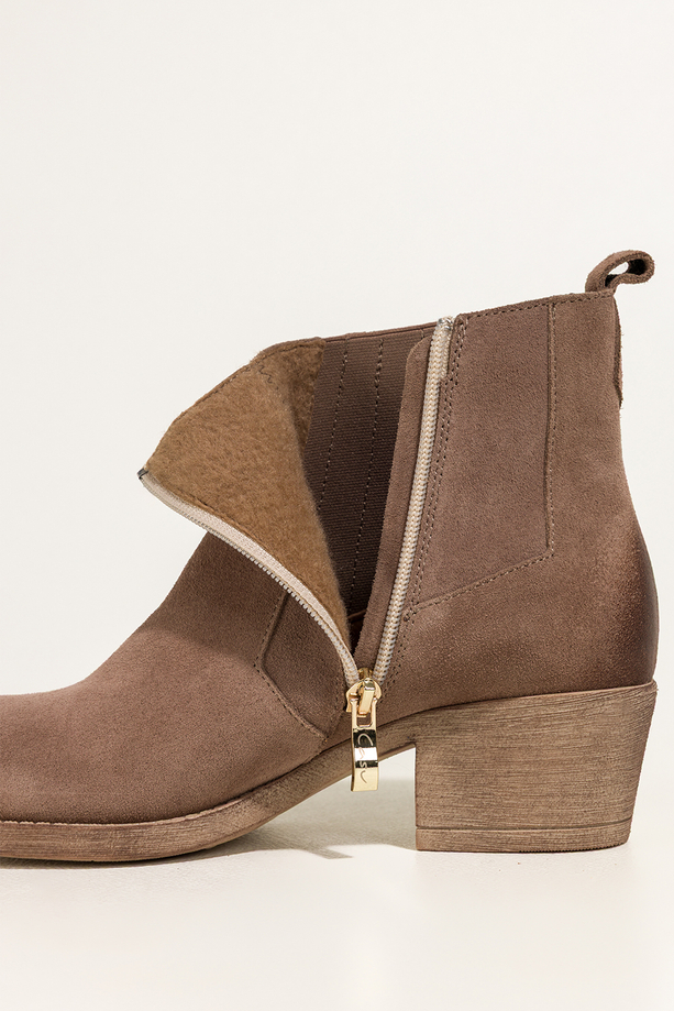 Ciemnobeżowe botki skórzane damskie kowbojki na szerokim ściętym klocku guma w cholewce PRODUKT POLSKI Casu 39455