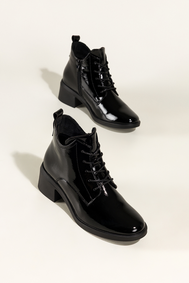 Czarne botki skórzane damskie lakierowane Sergio Leone na szerokim klocku wycięta cholewka sznurowane YG74560-H