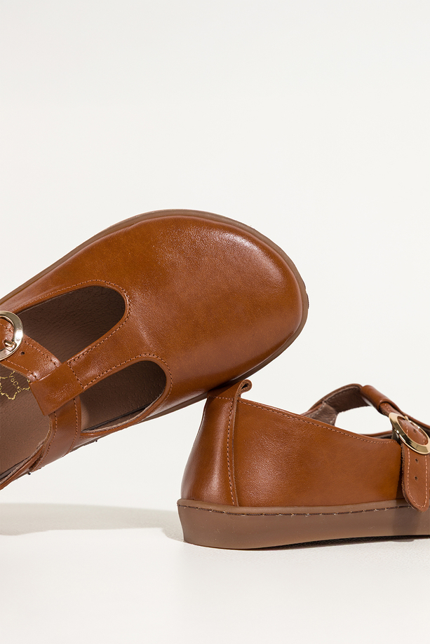 Camelowe buty barefoot skórzane damskie szerokie na elastycznej płaskiej podeszwie wycięta cholewka pasek ze złotą klamrą PRODUKT POLSKI Casu 89792