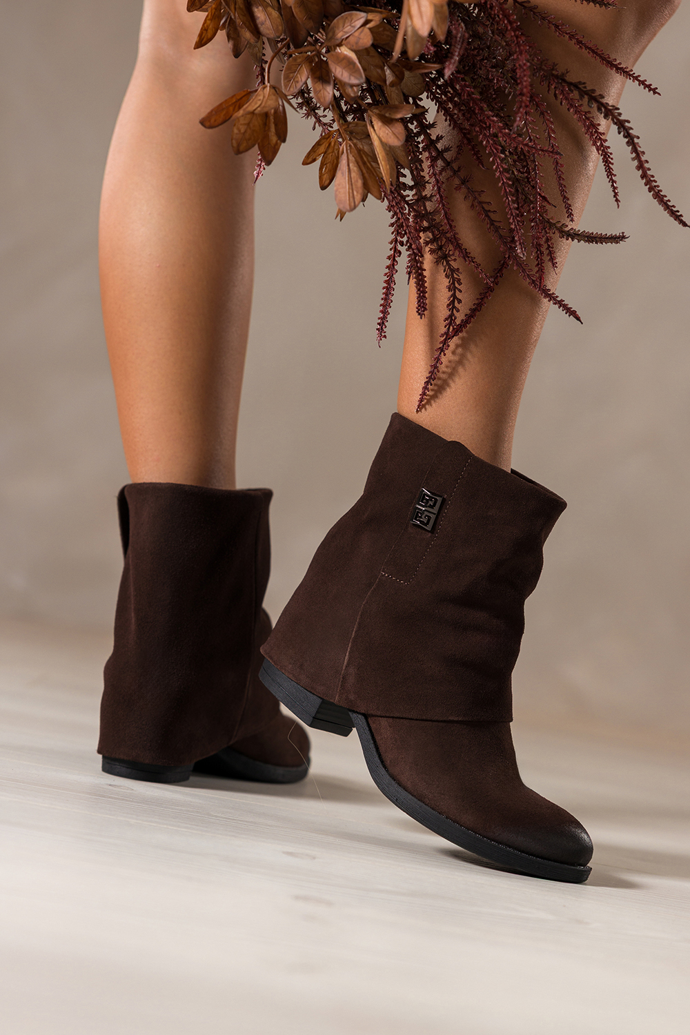 Czekoladowe botki skórzane damskie kowbojki z szeroką marszczoną cholewką stalowa ozdoba ścięty obc