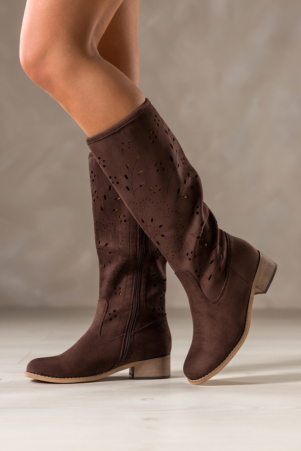 Czekoladowe kozaki damskie z ażurową cholewką Carla MH403K