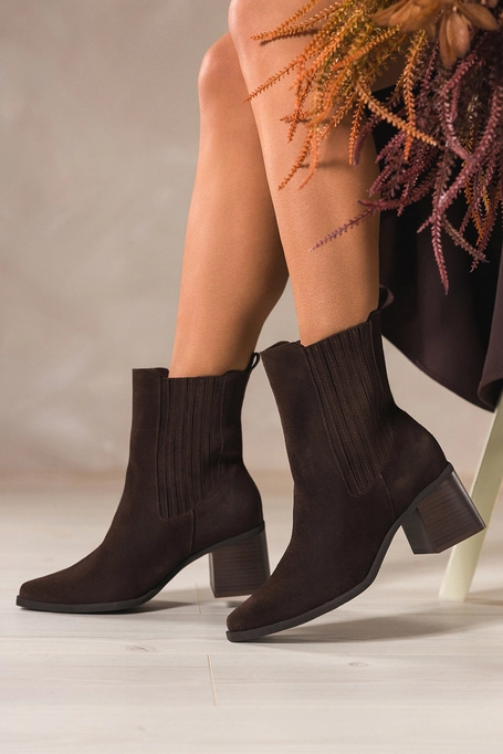 Czekoladowe botki skórzane damskie na szerokim obcasie elastyczne gumy w cholewce PRODUKT POLSKI Casu 6980-496