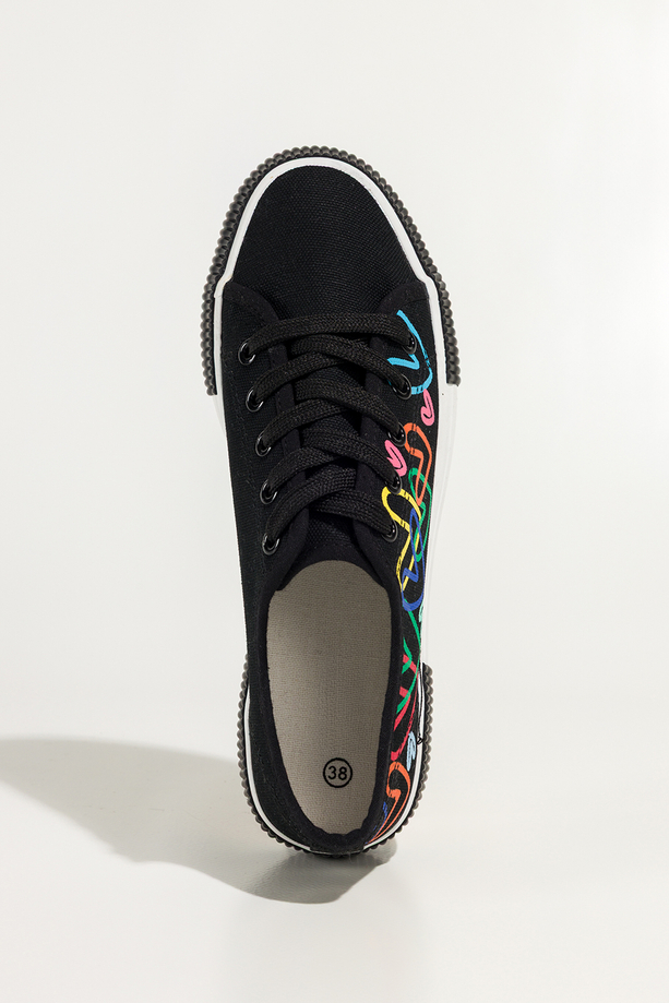 Czarne trampki damskie sneakersy z kolorowymi sercami na platformie sznurowane Carla QY853