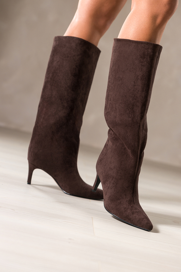Czekoladowe kozaki damskie z zamszu ekologicznego na szpilce przed kolano szeroka cholewka Carla OZ6876