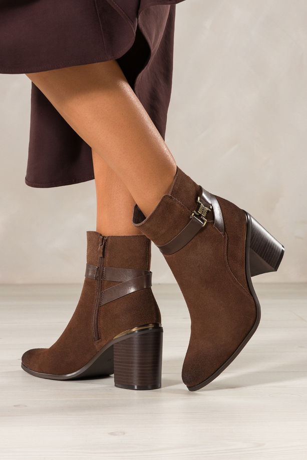 Czekoladowe botki skórzane damskie Sergio Leone na słupku pasek ze złotą ozdobą YG74615-H