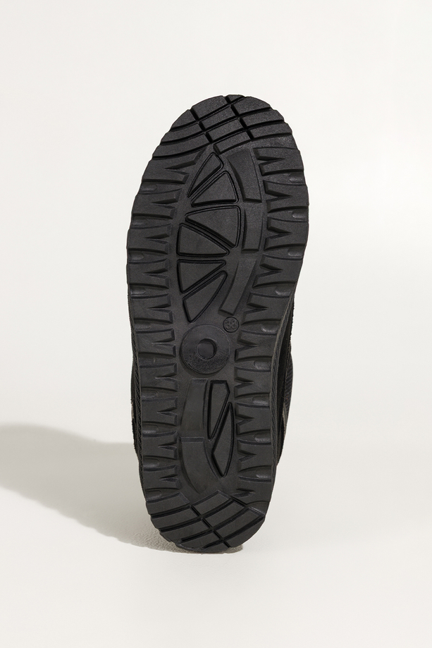 Czarne sneakersy damskie z futerkiem na bieżnikowanej platformie ozdobne sznurówki z wzorem Casu 22337-8