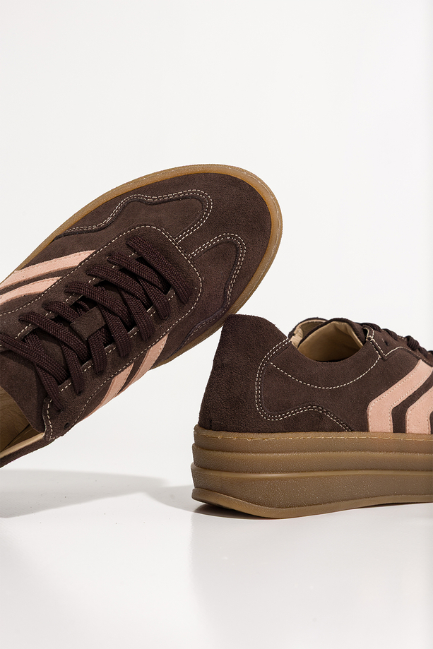 Czekoladowe sneakersy skórzane damskie buty sportowe na platformie z beżowymi wstawkami sznurowane PRODUKT POLSKI Casu N1137