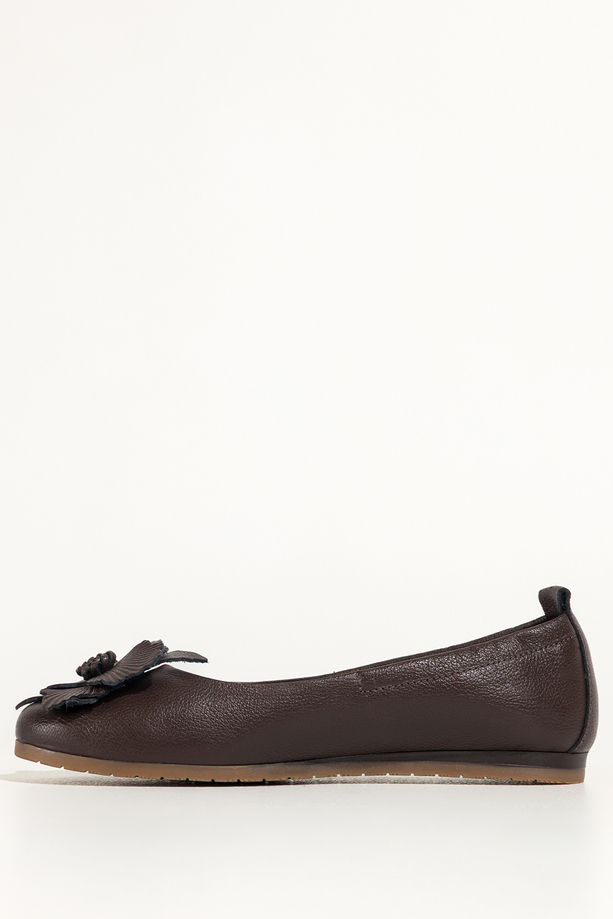 Czekoladowe baleriny skórzane damskie z kwiatem PRODUKT POLSKI Casu 89801