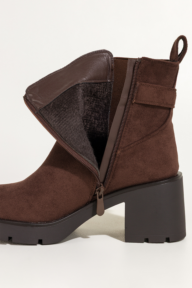 Czekoladowe botki damskie bieżnikowany szeroki obcas guma w cholewce pasek ze złotą klamrą Casu YN819