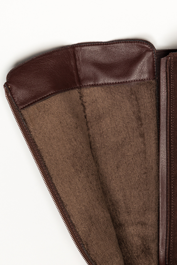 Czekoladowe kozaki damskie bieżnikowana podeszwa z ozdobnym przeszyciem elastyczna guma w cholewce Casu S7483-6