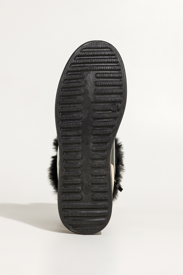 Czarne botki damskie lakierowane platforma ze złotym akcentem złota ozdoba na języku sznurowane Casu 6992-87