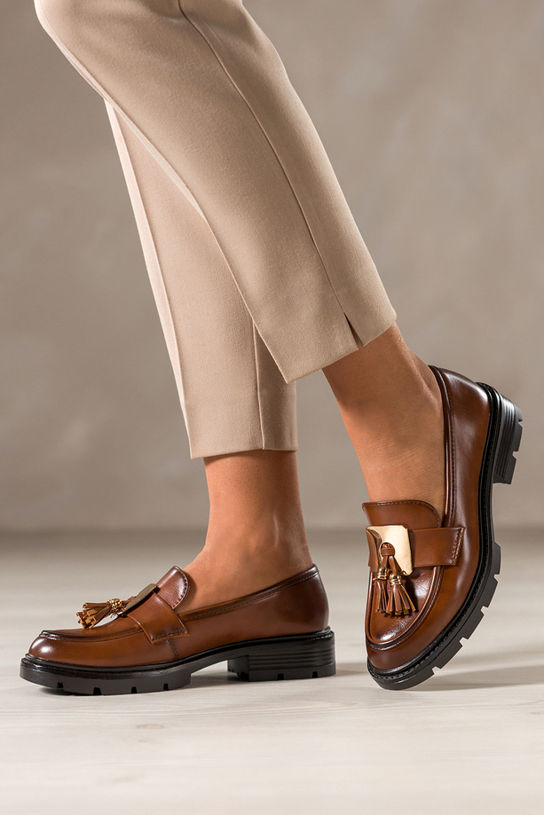 Brązowe mokasyny damskie półbuty z chwostami i złotą ozdobą na bieżnikowanej podeszwie skórzana wkładka Carla K-6-B892