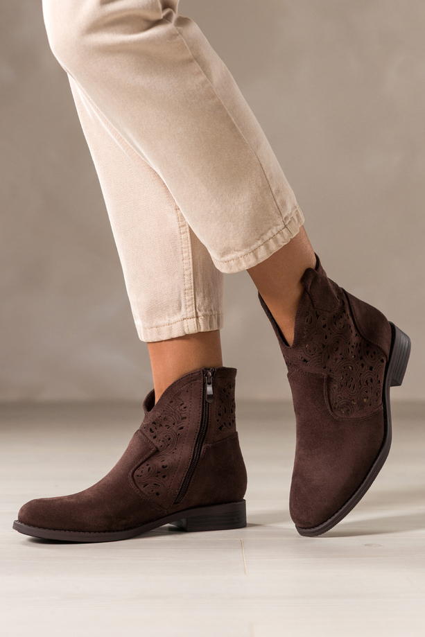 Czekoladowe botki damskie płaskie ażurowa cholewka Carla S7476-3