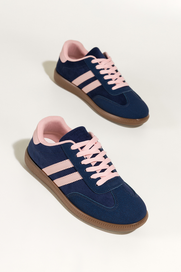 Granatowe sneakersy damskie buty sportowe na elastycznej podeszwie różowe wstawki sznurowane Casu 22336-85