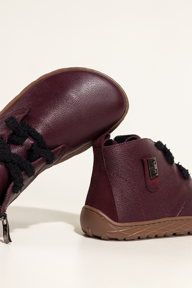 Bordowe botki barefoot skórzane damskie szerokie na elastycznej płaskiej podeszwie stalowa ozdoba puszyste sznurówki PRODUKT POLSKI Casu 69928