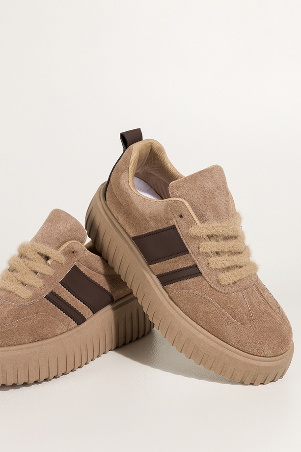 Beżowe sneakersy damskie buty sportowe na żłobionej platformie z futrzaną sznurówką brązowe wstawki Casu Z986