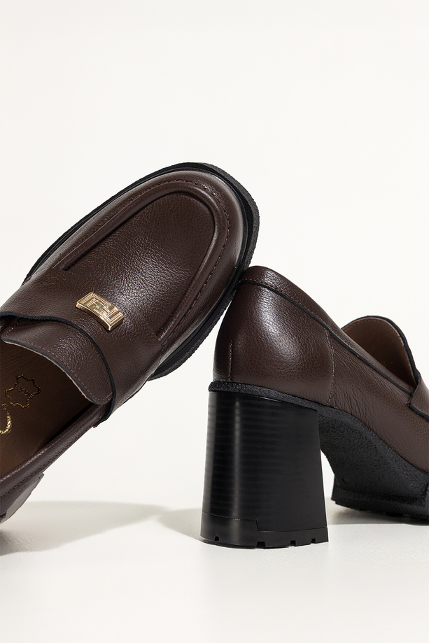 Czekoladowe mokasyny skórzane damskie na szerokim klocku złota ozdoba PRODUKT POLSKI Casu 79830