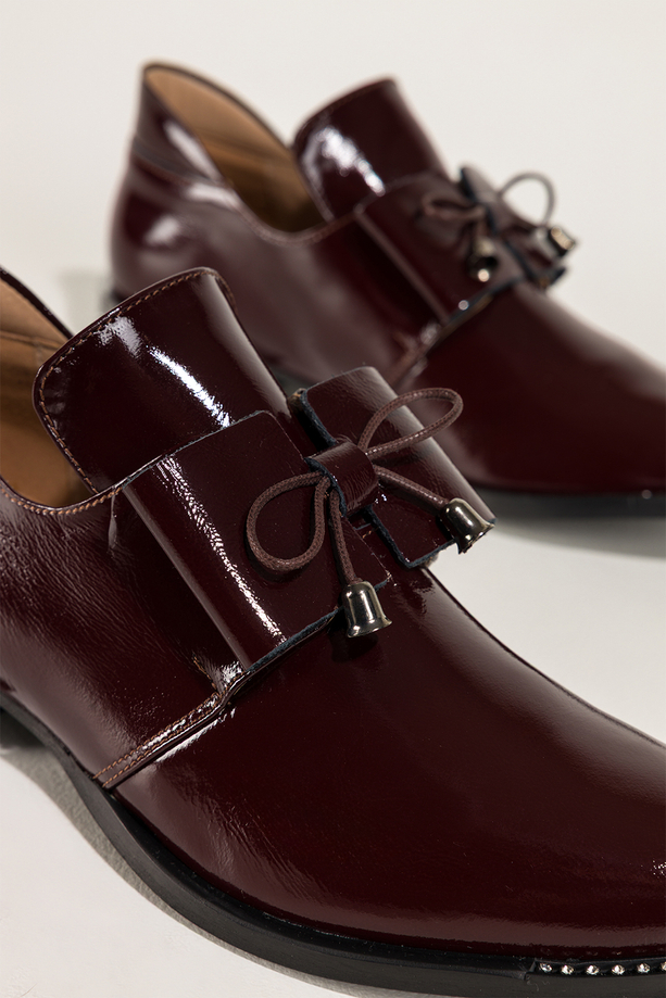 Bordowe półbuty skórzane damskie lakierowane dekoracyjny obcas wycięta cholewka kokarda  PRODUKT POLSKI Casu 8600