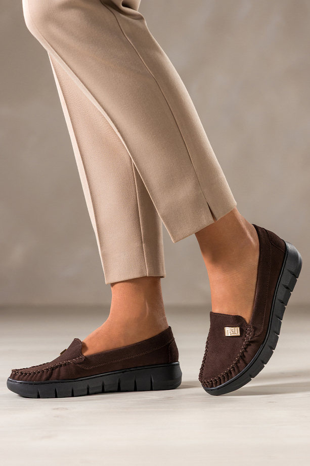 Czekoladowe mokasyny skórzane zamszowe damskie na elastycznej platformie ze złotą ozdobą PRODUKT POLSKI Casu 89832