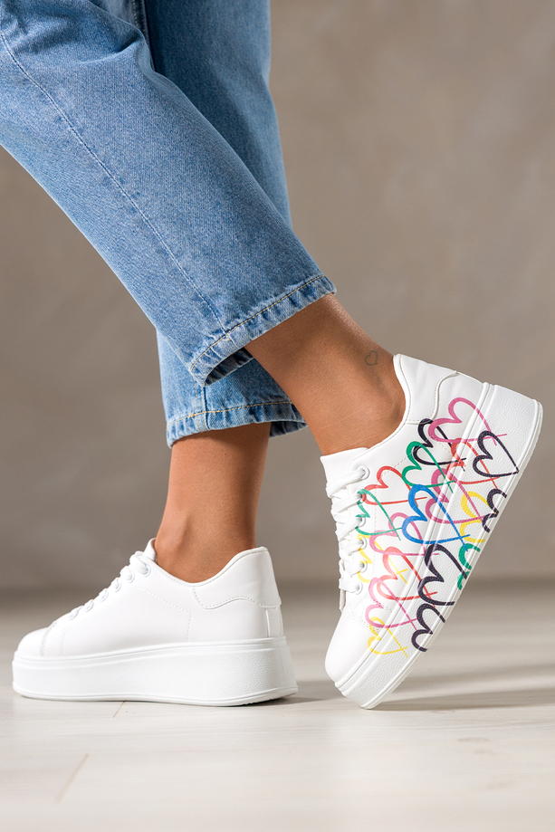 Białe sneakersy damskie buty sportowe na platformie z kolorowymi sercami sznurowane Casu YL-869