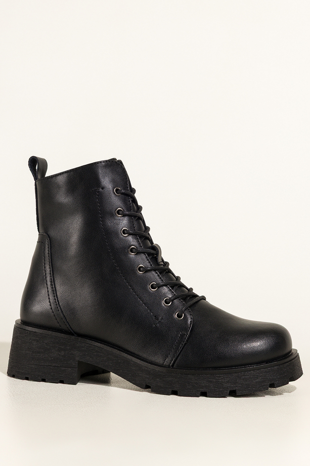 Czarne botki skórzane damskie Sergio Leone na bieżnikowanej platformie ozdobne przeszycia na cholewce sznurowane GI74295-H