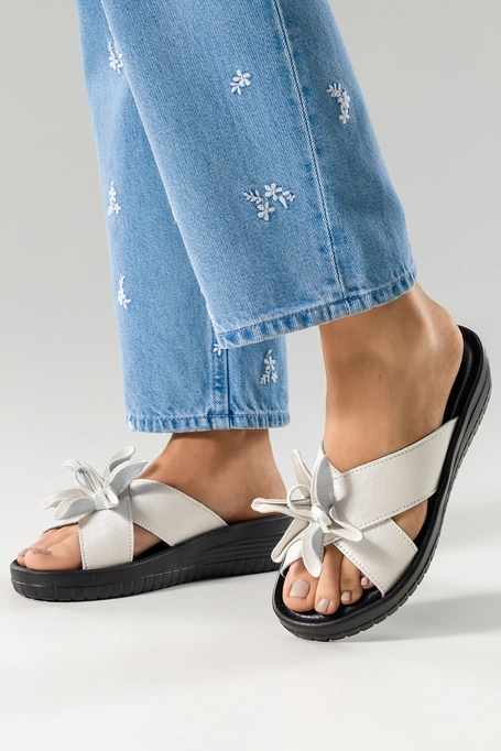 Klapki ecru skórzane damskie Sergio Leone na koturnie paski na krzyż ozdobny kwiat KL-705-CA