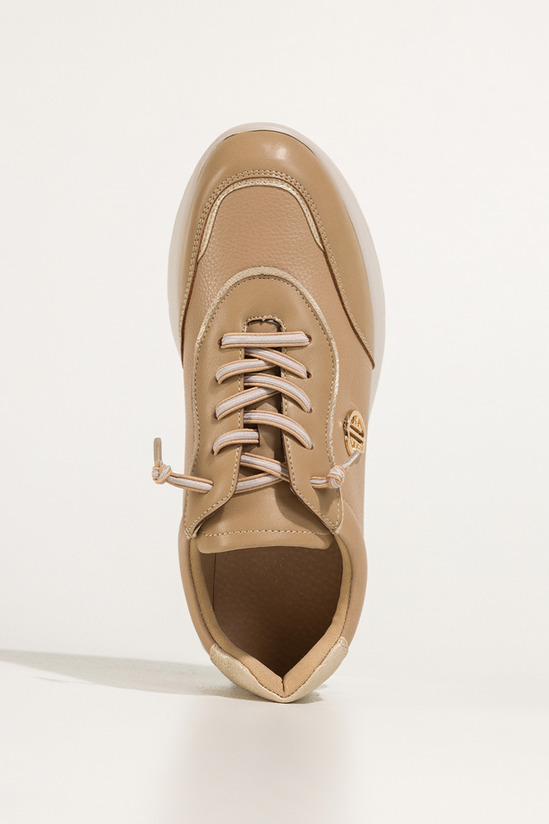 Camelowe sneakersy damskie buty sportowe na kremowej platformie elastyczne sznurówki złota ozdoba skórzana wkładka Carla QN0780-87