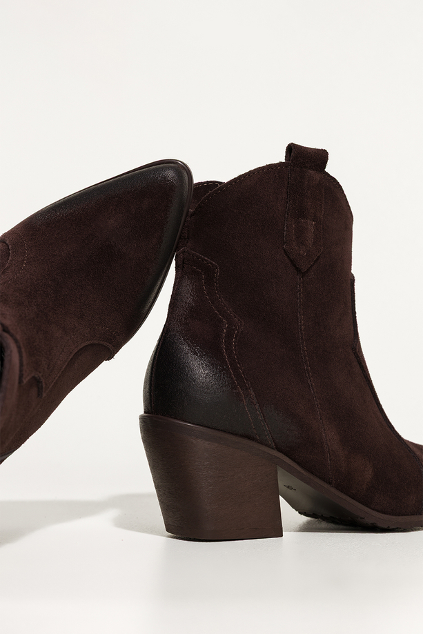 Czekoladowe botki skórzane damskie kowbojki na ściętym obcasie z wyciętą cholewką PRODUKT POLSKI Casu 6144