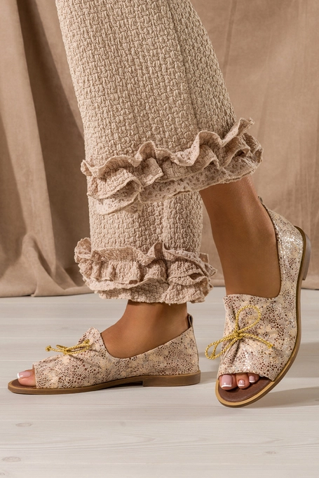 Beżowe sandały skórzane damskie nakrapiane zabudowane ze złotą kokardą PRODUKT POLSKI Casu 2660-098